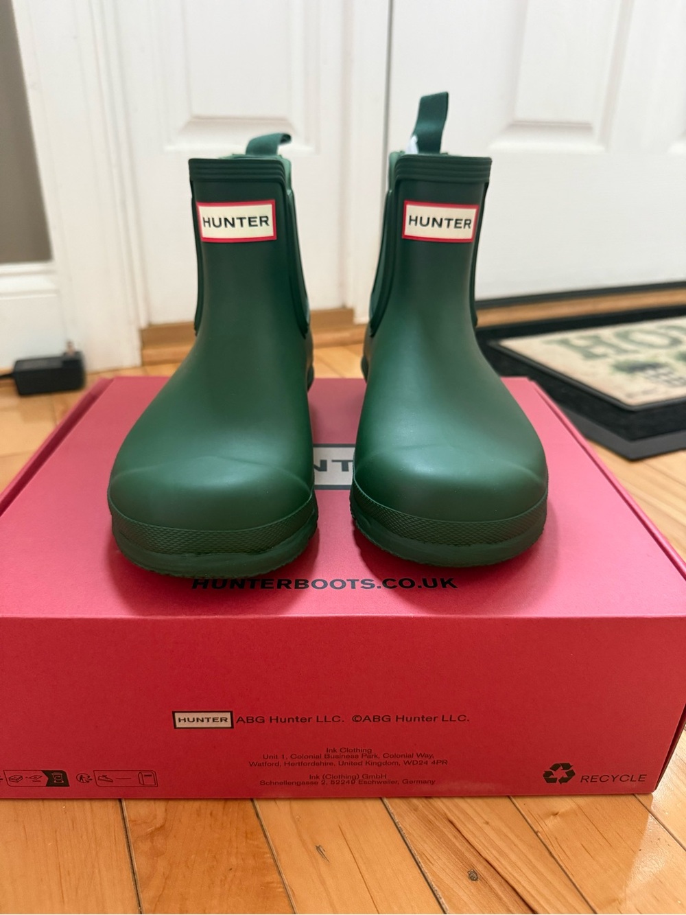 New In Box Hunter Chelsea Boots Hunter green Women’s Size 7